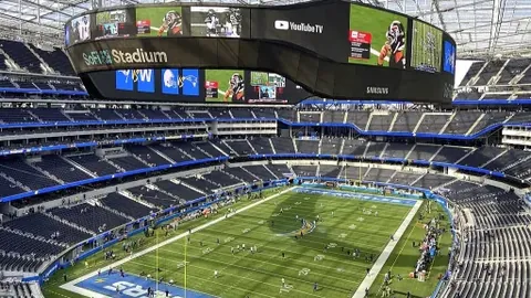 新春走基层·记者探秘各行各业｜共庆中国年——口岸卫士移民警察的节日形象